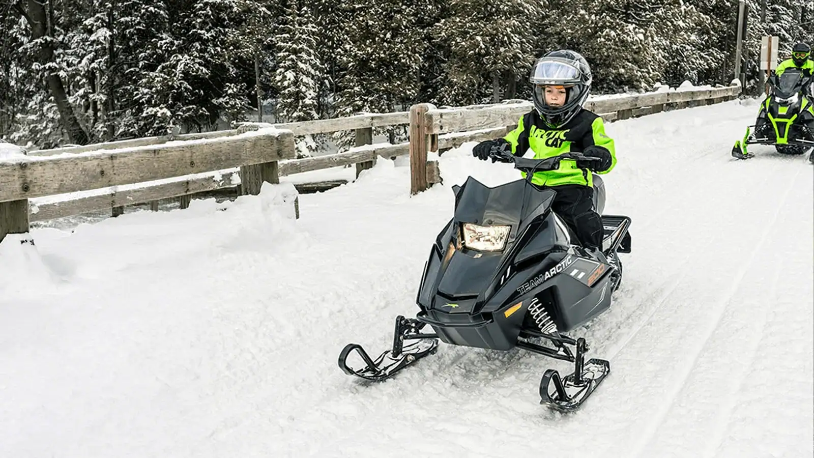 サリドマイド児たちの若栗スノーキャンプ Youth Snowmobiles | Arctic Cat